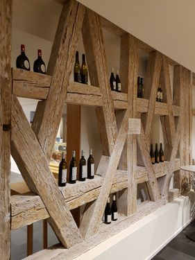 Holztrennwand mit ausgestelltem Wein