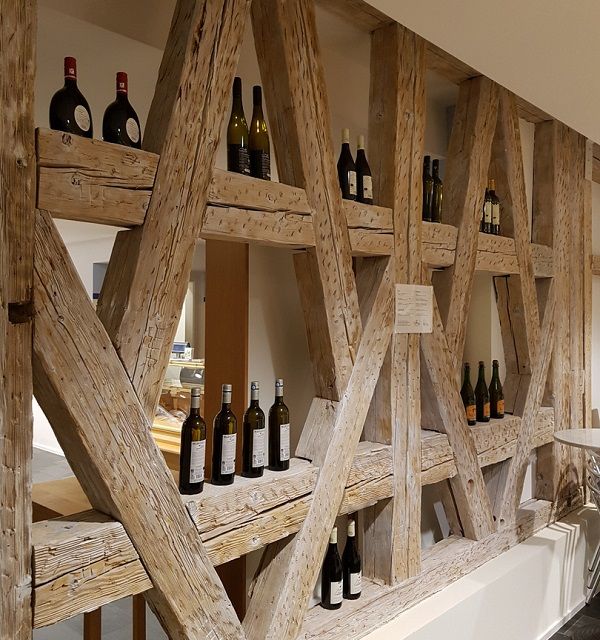 Holztrennwand mit ausgestelltem Wein